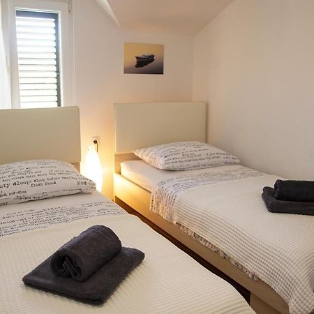 Kaprije Apartmani Tina I Ena Εξωτερικό φωτογραφία