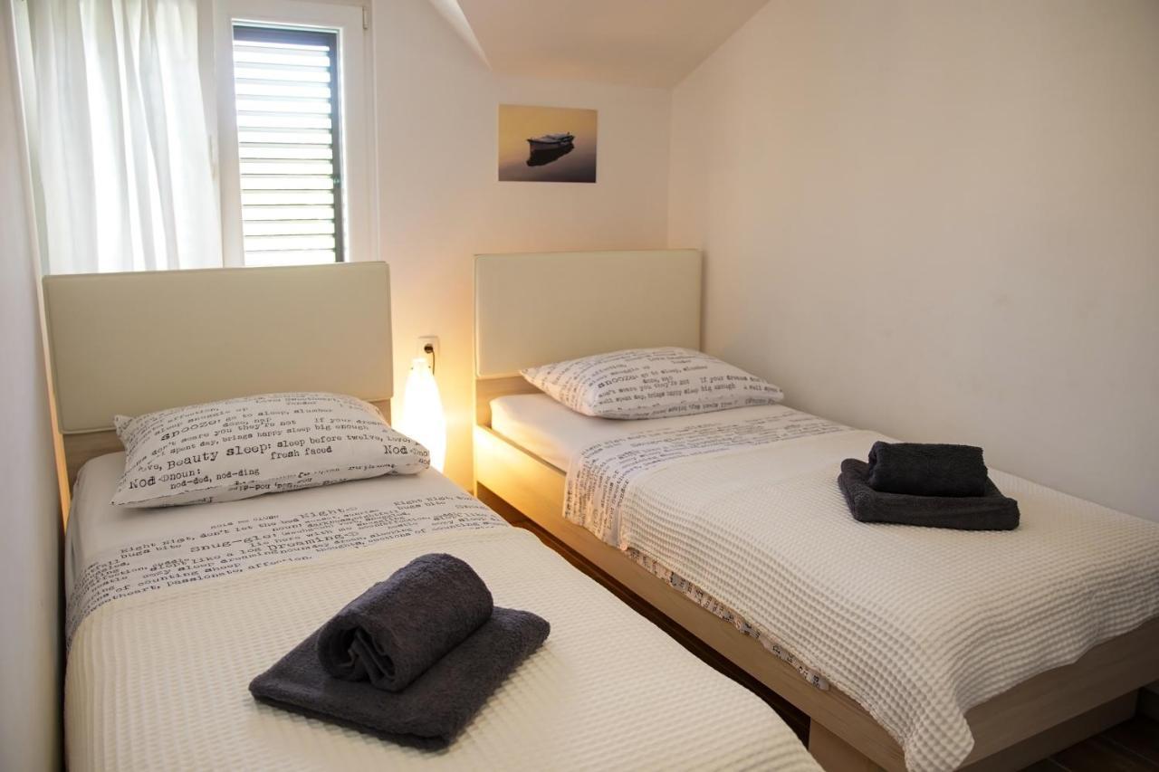 Kaprije Apartmani Tina I Ena Εξωτερικό φωτογραφία